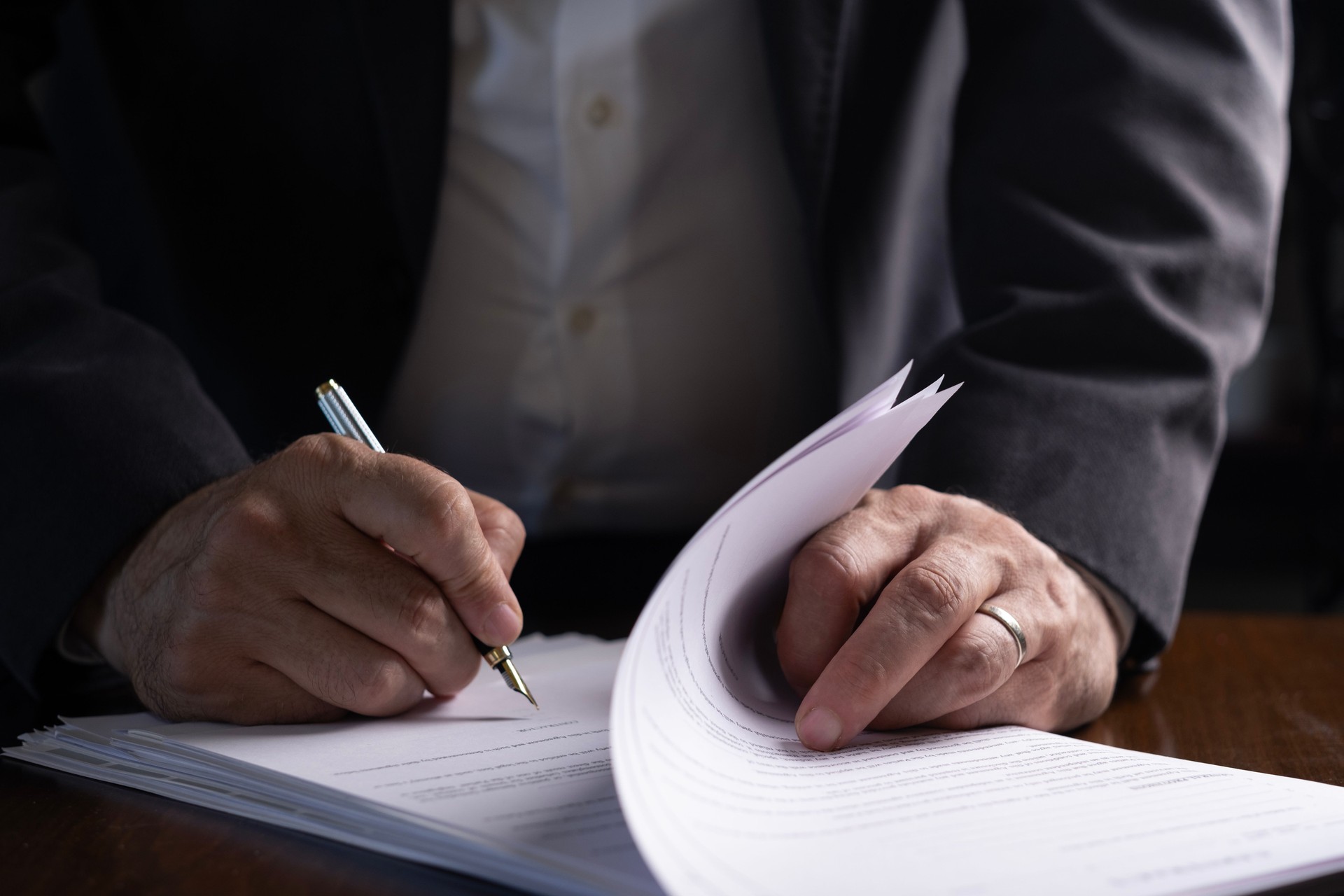 Homme d’affaires inconnu examinant et signant des documents